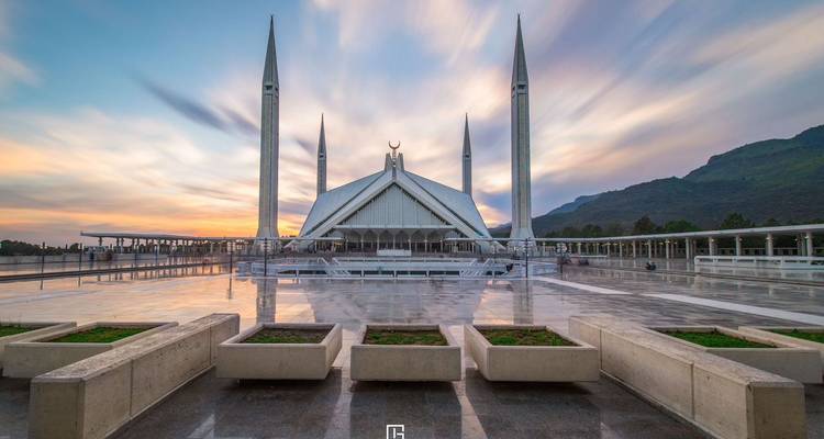 Prise de vue en pose longue de la mosquée Faisal à l'aube avec des nuages filés