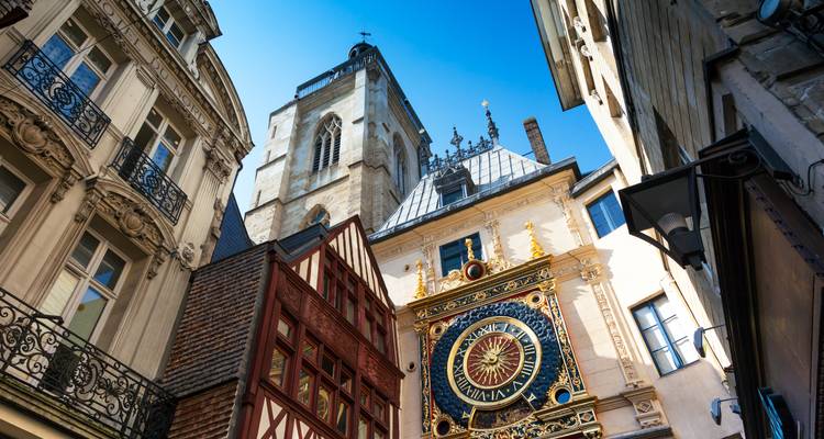 De sierlijke astronomische klok Gros-Horloge te midden van houten en stenen gebouwen in Rouen