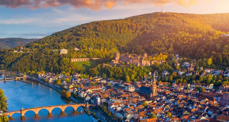 Vue aérienne à l'heure dorée de la vieille ville de Heidelberg, des ruines du château et du pont de pierre enjambant le Neckar