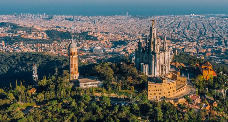 Luchtfoto van Barcelona met de Tempel van het Heilig Hart bovenop de Tibidabo-heuvel met uitzicht over de stad en kust.
