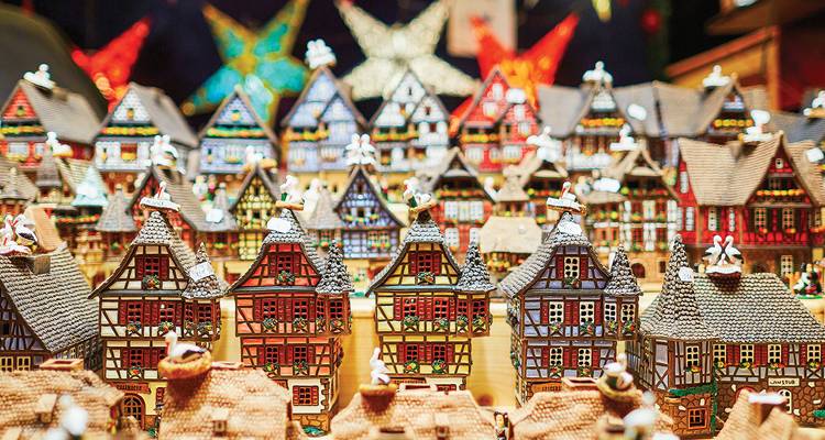 Gros plan de maisons allemandes miniatures colorées à colombages faites à la main sur un étal de marché de Noël.