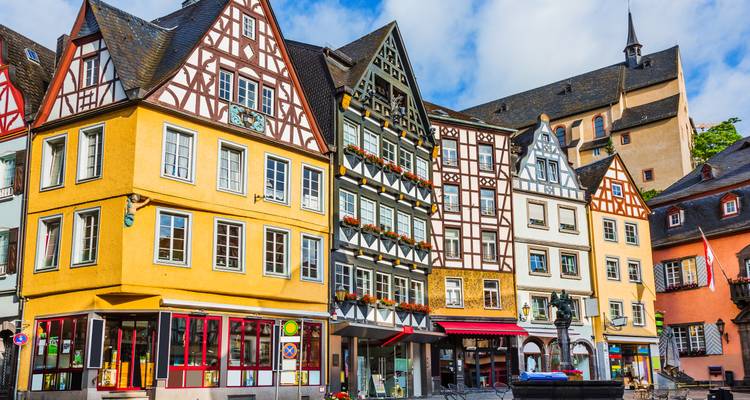 Rangée de maisons à colombages colorées entourant une charmante place européenne