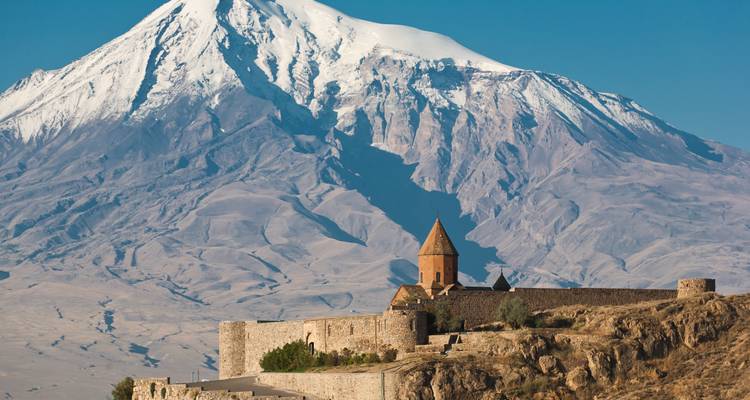 Das Khor Virap-Kloster vor dem schneebedeckten Gipfel des Berges Ararat.