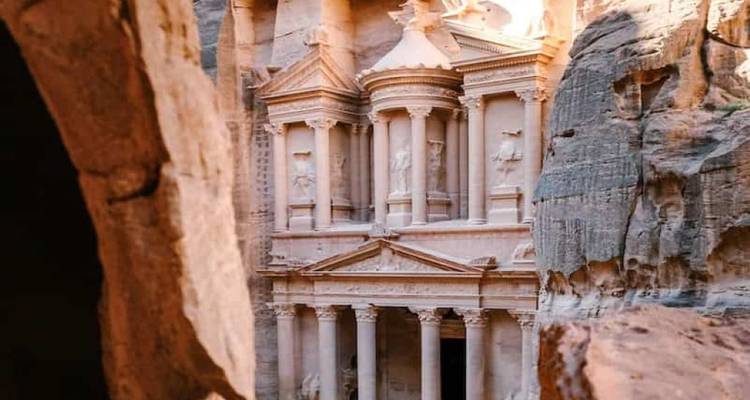 L'iconique Al-Khazneh (le Trésor) de Pétra vu à travers une gorge étroite de grès.