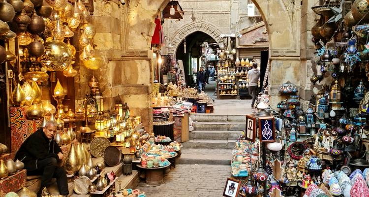 Eine belebte Gasse von Kairos Khan el-Khalili-Basar leuchtet mit Messinglampen und bunter Töpferware.