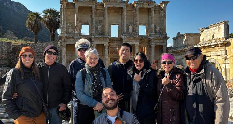 Los viajeros se encuentran frente a las grandiosas ruinas de la Biblioteca de Celso en Éfeso.