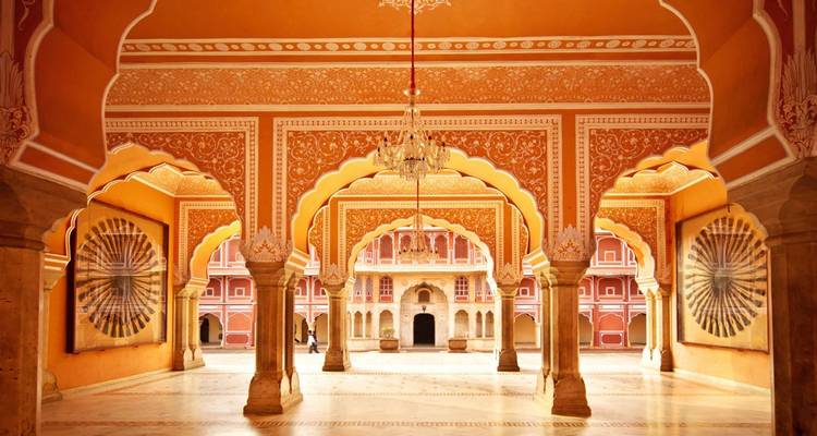 Sierlijk beschilderde bogen en pilaren van een weelderige paleiszaal gloeien in warme binnenverlichting.