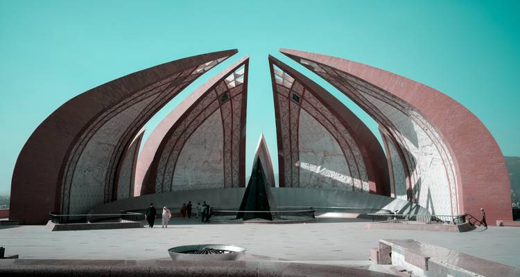 Le saisissant Monument du Pakistan en forme de pétales à Islamabad se détachant sur un ciel turquoise.