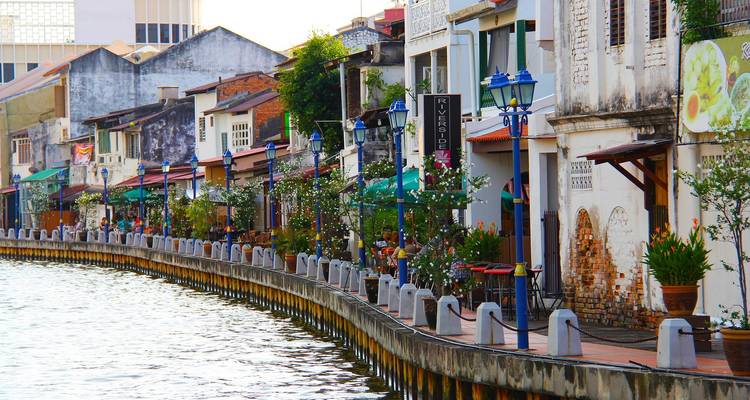 Des cafés colorés au bord de la rivière et des maisons-boutiques patrimoniales bordant le canal à Malacca.