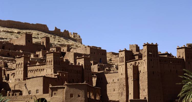 Pueblo fortaleza histórico de arcilla de Ait Benhaddou elevándose contra un cielo sin nubes.