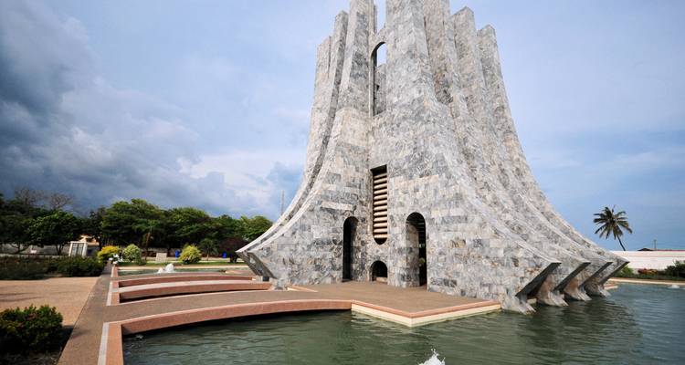 Le mausolée moderniste en pierre grise de Kwame Nkrumah s'élève au-dessus de bassins réfléchissants sous un ciel sombre.