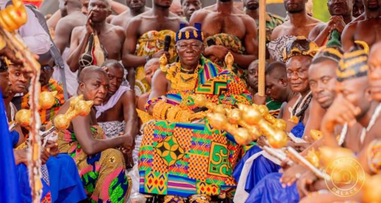 Le roi Ashanti en robes kente ornées est assis entouré de courtisans lors d'un festival culturel coloré.