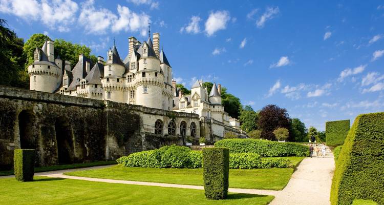 Elegantes Renaissance-Château d'Ussé mit gepflegten Hecken und strahlend blauem Himmel im Loiretal.