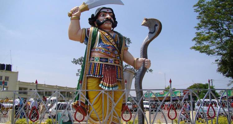 Bunte Statue des Dämons Mahishasura mit Schwert und Kobra auf dem Chamundi Hill, Mysuru.
