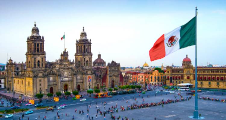 Mexico City's Zócalo met de Metropolitane Kathedraal en een gigantische Mexicaanse vlag die hoog boven het bruisende plein uittorent.