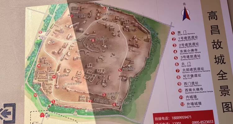 Eine illustrierte Übersichtskarte einer antiken Stadt, die auf einer Informationstafel im Freien angezeigt wird.