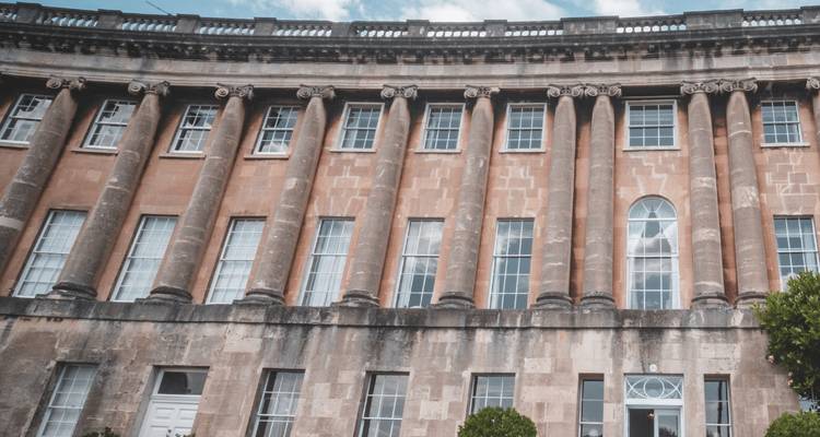 Vue rapprochée d'une façade géorgienne à colonnade avec de hautes fenêtres à guillotine à Bath.