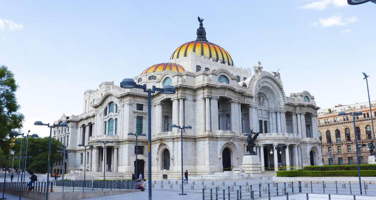 Grand Palacio de Bellas Artes avec son dôme emblématique orange-jaune dans le centre historique de Mexico.