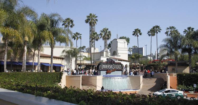 Las multitudes se reúnen en la entrada bordeada de palmeras de Universal Studios con su icónico globo giratorio.