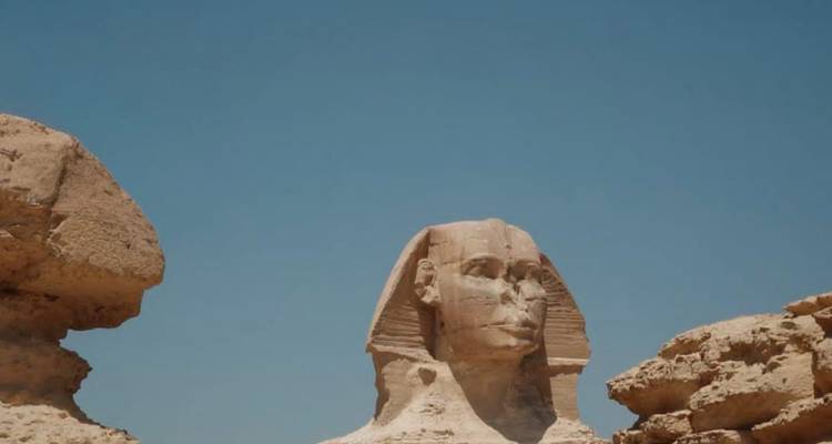 Profil des Sphinxkopfes vor klarem azurblauem Himmel