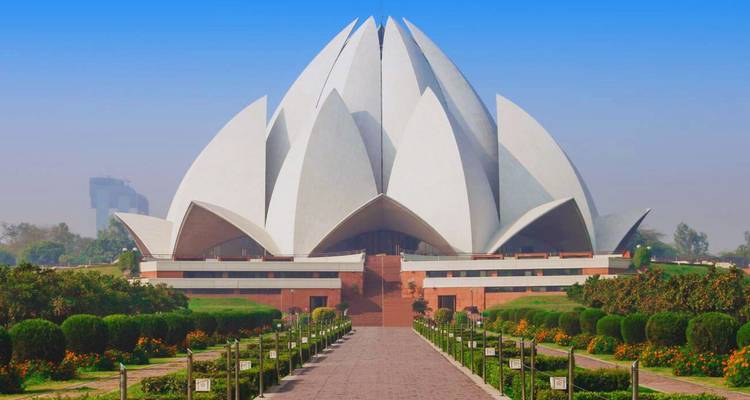 Die weißen Marmorblütenblätter des Lotus-Tempels in Neu-Delhi hoben sich gegen einen strahlend blauen Himmel ab.