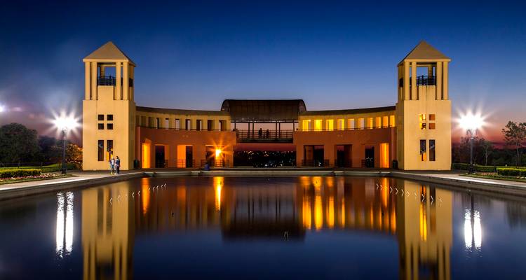 Elegante tweetorensstructuur van Parque Tanguá die zich perfect weerspiegelt in het stilstaande water bij schemering.
