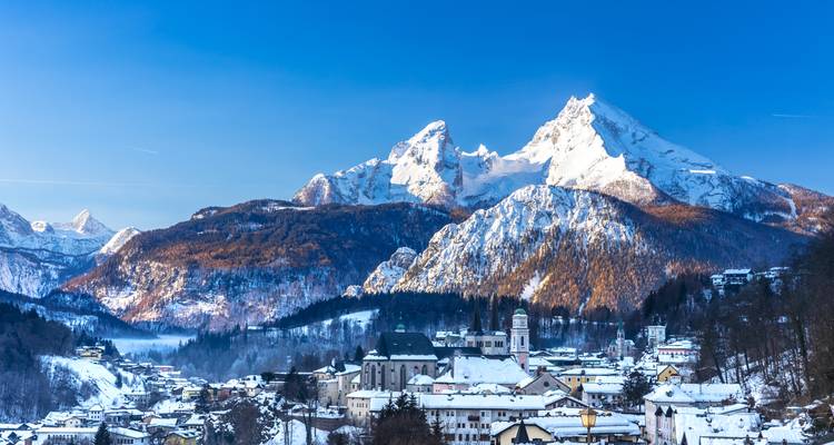 Ville de Berchtesgaden poudrée de neige sous l'imposant massif du Watzmann par un ciel bleu clair