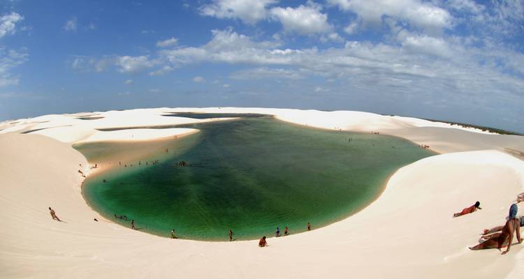 Les dunes de sable blanc s'étendant en arc de cercle autour d'une lagune d'un vert éclatant dans le parc national des Lençóis Maranhenses