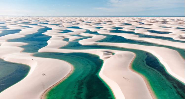 Vue aérienne spectaculaire de dunes blanches infinies entrelacées par des lagons turquoise aux Lençóis Maranhenses