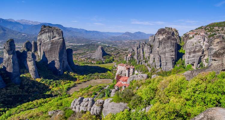 Des pinacles rocheux spectaculaires et les monastères des Météores s'élèvent au-dessus de vallées verdoyantes et de montagnes lointaines.