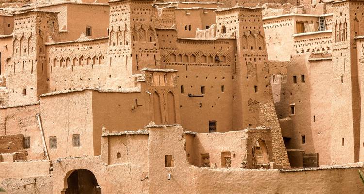 Nahaufnahme von verzierten Lehmziegeltürmen und -mauern einer alten marokkanischen Kasbah.