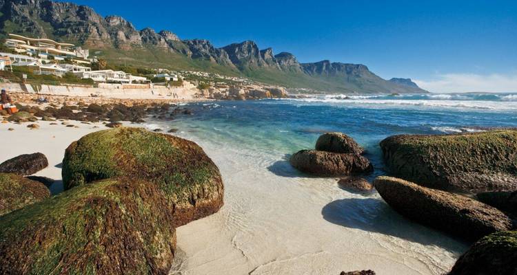 Des vagues turquoise viennent lécher le sable blanc au pied des imposantes montagnes des Douze Apôtres près du Cap.