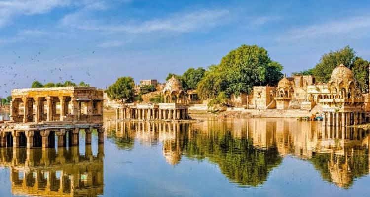 Ruhiger See, der antike Sandstein-Kenotaphe unter einem strahlend blauen Himmel spiegelt
