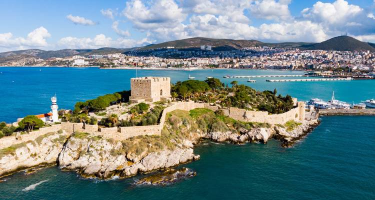 Vue aérienne du château de l'île aux Pigeons de Kuşadası s'avançant dans les eaux bleu vif de la mer Égée.