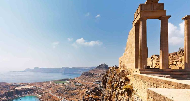 D'anciennes colonnes de l'Acropole de Lindos surplombent une côte escarpée et une mer bleue sur Rhodes.
