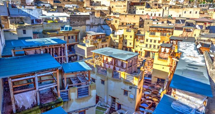 Tejados coloridos con vista a las curtidurías tradicionales de cuero de Fez llenas de pozos de teñido.