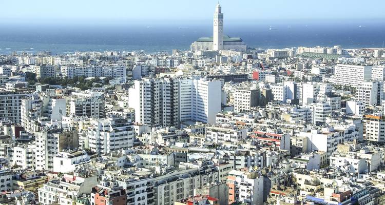 Vista aérea de la extensa Casablanca con la Mezquita Hassan II junto a la costa atlántica.