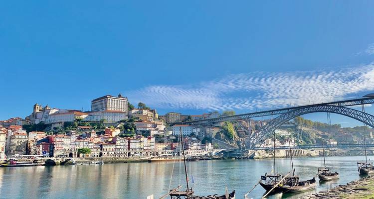Panoramablick auf Portos farbenfrohe Altstadt und die Dom Luís I Brücke, die den Douro überspannt.