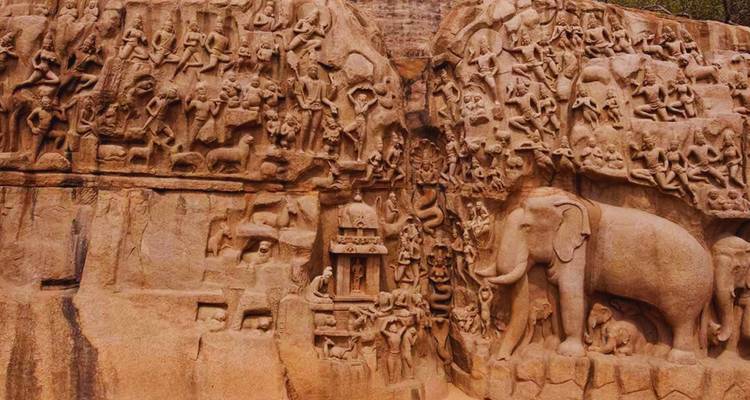 Detailliertes Basrelief von Arjunas Buße mit Darstellung von Gottheiten, Tieren und einer Elefantenfamilie in Stein.