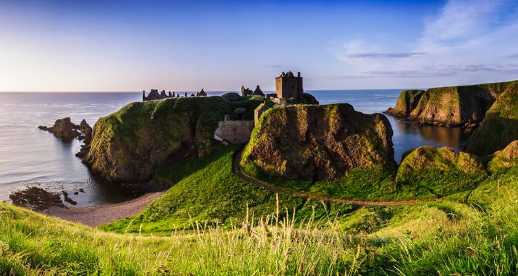 Las ruinas del Castillo de Dunnottar encaramadas sobre escarpados acantilados marinos al amanecer cerca de Aberdeen