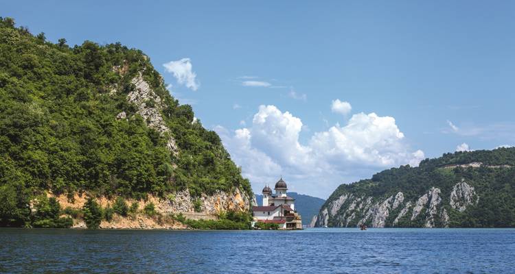 Orthodoxes Kloster eingebettet zwischen bewaldeten Klippen entlang der Donau-Eisernes-Tor-Schlucht