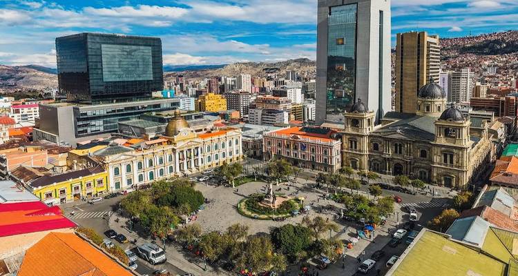 Vista aérea de la Plaza Murillo y los edificios coloniales y modernos circundantes en La Paz.