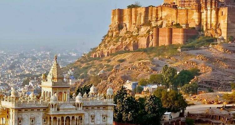 Mémorial en marbre blanc de Jaswant Thada avec l'imposant fort de Mehrangarh qui se dresse sur la colline en arrière-plan.