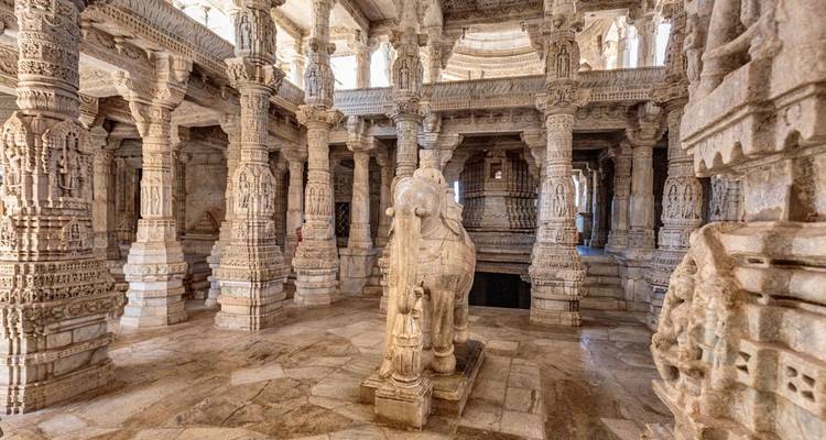 Piliers de marbre finement sculptés et sculpture d'éléphant à l'intérieur du temple de Ranakpur.
