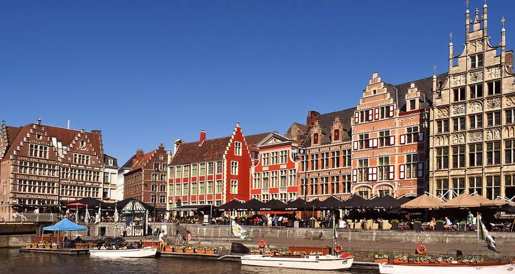 Kleurrijke puntgevels langs de kanaaloever in het historische Gent.