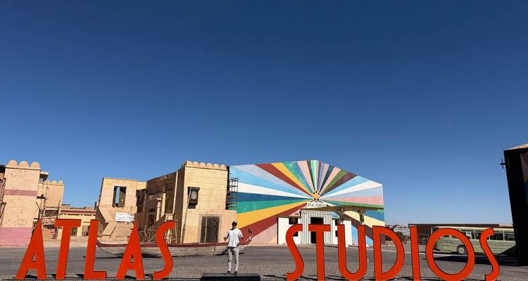 Entrée des Studios Atlas avec façade murale colorée sous un ciel dégagé