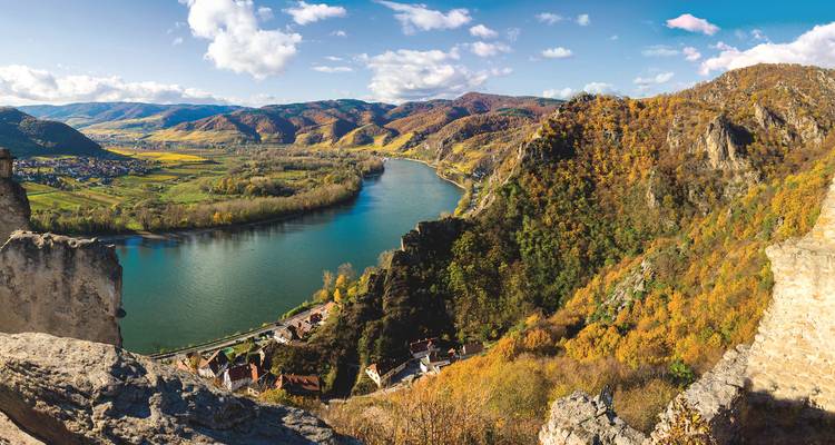 Vue panoramique sur le Danube sinueux et les collines d'automne colorées de la vallée de Wachau