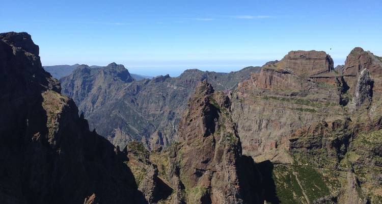 Scherpe rotsachtige toppen en ruggen rijzen dramatisch op tegen een heldere blauwe lucht op het eiland Madeira.