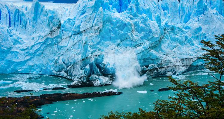 Vêlage spectaculaire du glacier Perito Moreno avec de la glace s'effondrant dans l'eau turquoise.