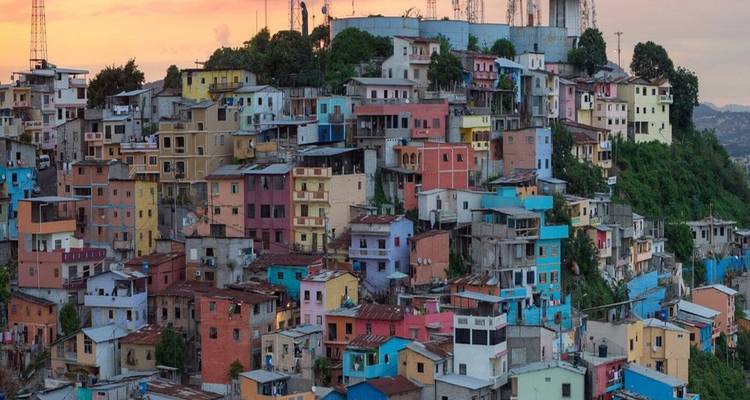 Grupo de casas coloridas pintadas en la ladera al atardecer en el distrito Las Peñas de Guayaquil